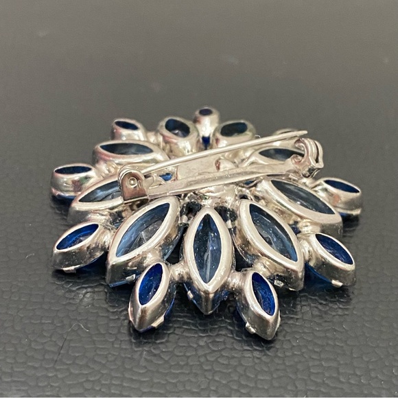 Vintage Unsigned Juliana 2-tone Blue Rhinestones Open Back Flower Brooch 13.7g - Picture 8 of 11